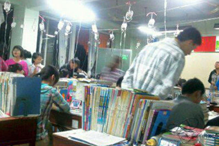 Học sinh vừa ngồi học vừa truyền dịch