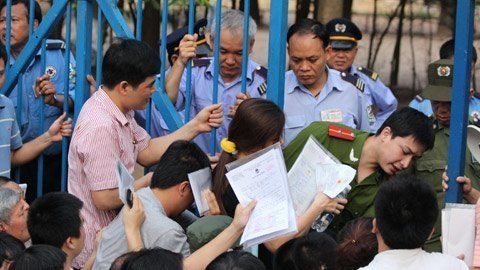 Vì sao TP.HCM không có cảnh "đạp đổ cổng trường"