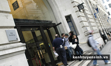 Sinh viên năm cuối tại Anh đổ xô đi kiếm việc làm sớm