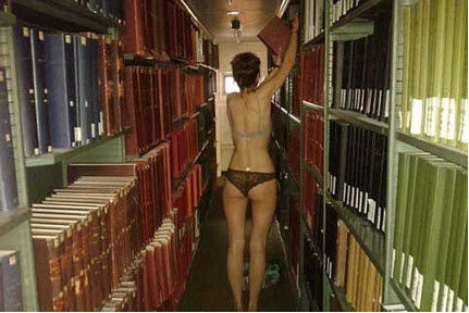 Trường đại học Cambridge gây sốc với cuộc thi mông đẹp