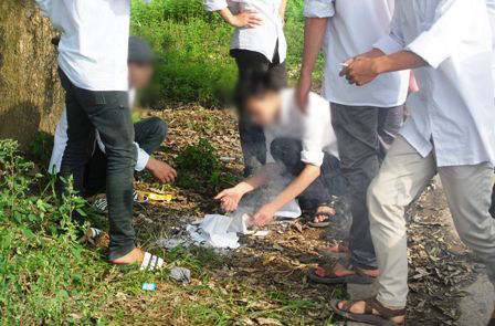 Đốt "phao" trước cổng trường sau buổi thi Sử