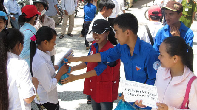 Mang cơm trưa tiếp sức đàn anh