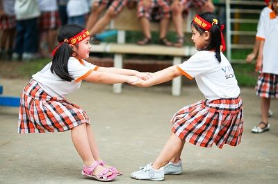 Hãy giúp cho trẻ em giao tiếp với 3 phần 4 thế giới!