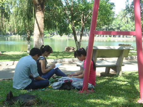 6h sáng, sĩ tử nườm nượp "ôn bài" trong công viên
