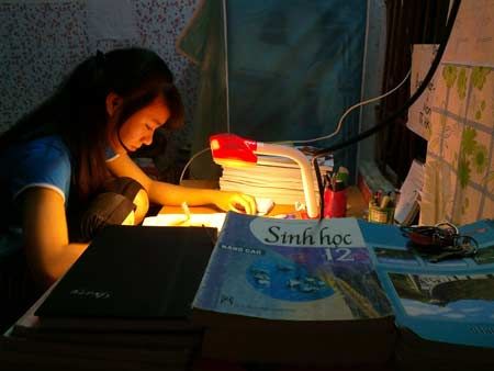 "Thần kinh" vì trắng đêm học thi