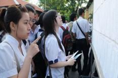 Sĩ tử nghèo được đưa, đón đi thi