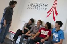 Chạm tay vào cổng trường Đại Học Tốp 10 của Anh