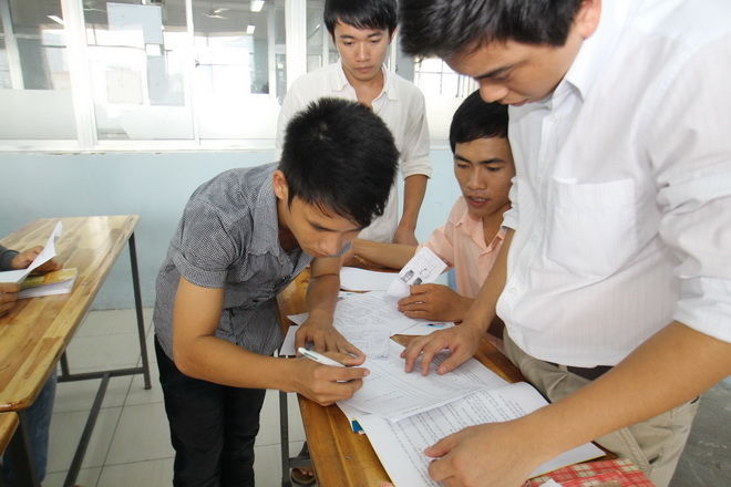 Không được thu giữ vật dụng của thí sinh