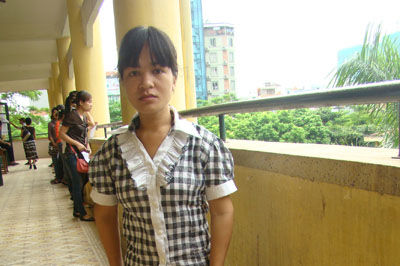 Cô gái tật nguyền, mồ côi cha, một mình vượt 200km đi thi