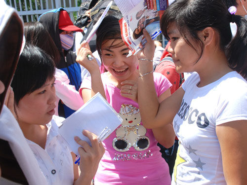 Đua đòi tổ chức ăn mừng đậu đại học hoành tráng