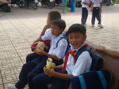 Học sinh vẫn phải học ca ba dù ở thành phố