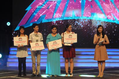 Học sinh trường Chu Văn An nhận học bổng Tôi Tài Năng