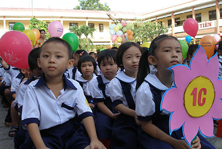 Áp lực lên phụ huynh khi giảm giờ học của học sinh bán trú