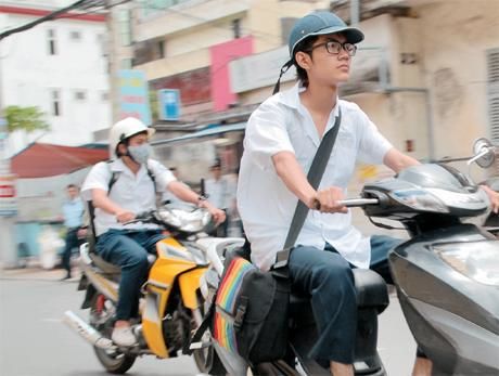 Nguyên nhân nào khiến học sinh vẫn đi xe máy tới trường