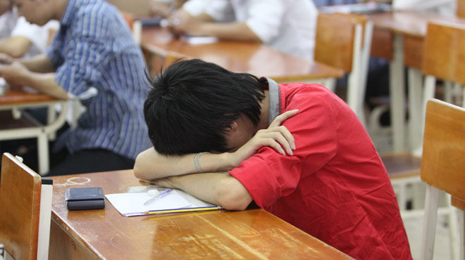 Sinh viên chăm ngủ ngày để tiết kiệm