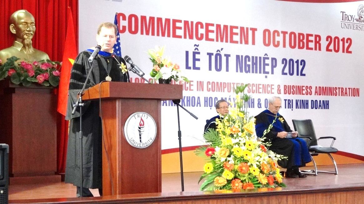 Lễ tốt nghiệp 2012 đại học Troy tại STU