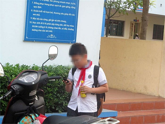 Cha mẹ hoảng hốt khi con dùng điện thoại đển vào web đen