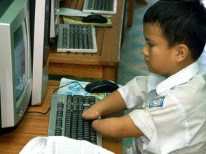 Học sinh khuyết tật gian nan đến trường