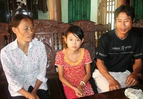 Nợ 6000 tiền mua sách học sinh bị hiệu phó tát vào mặt