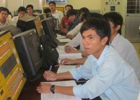 Nghị lực đáng nể của chàng sinh viên mồ côi