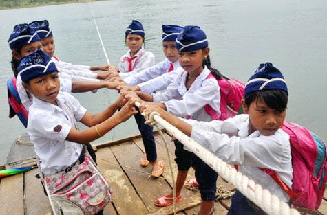Học sinh đến trường bằng bè kéo dây