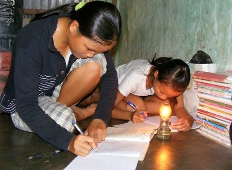 2 chị em mồ côi nghèo nhưng không bỏ học