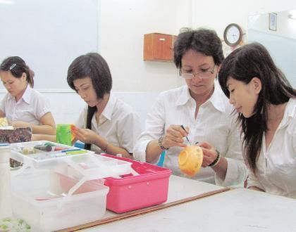 Trường Tiếng Anh và Dạy nghề Thăng Long dạy cho trẻ em nghèo