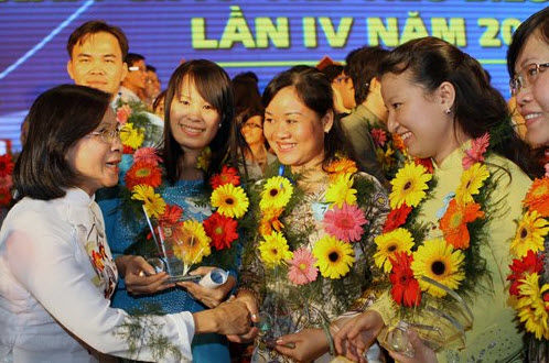 Trao thưởng giải nhà giáo trẻ tiêu biểu năm 2012