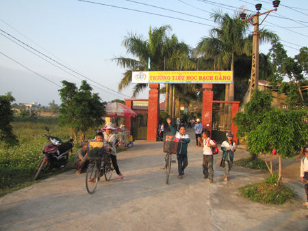 Trường huy động tiền phụ huynh xây bể bơi rồi không thực hiện