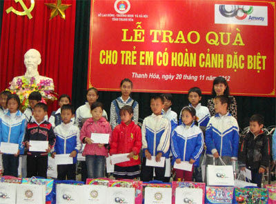 Trao học bổng giáo dục dành cho trẻ em có hoàn cảnh đặc biệt