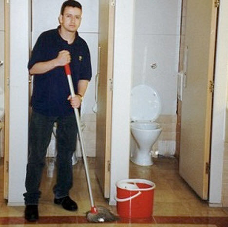 Sinh viên trường danh tiếng phải đi cọ toilet