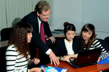 Không dạy và học bằng tiếng nước ngoài đối với các môn lịch sử, chính trị