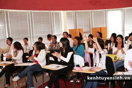 Luyện nghe tiếng Anh bằng cách tham gia các triển lãm du học