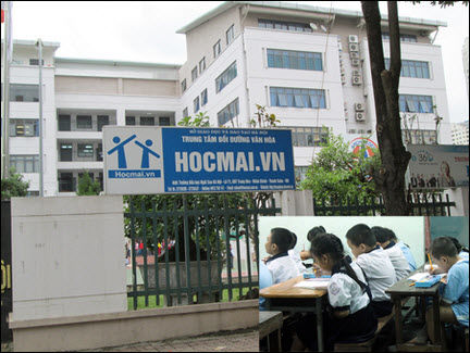 Dạy thêm và học thêm tiểu học: Khó quản lý