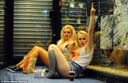 SOS Nữ sinh Anh "Phiêu lưu với đại gia" lấy tiền đi học