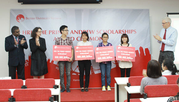 Đại học Anh quốc cấp học bổng Hoàng Tử Andrew toàn phần năm 2013