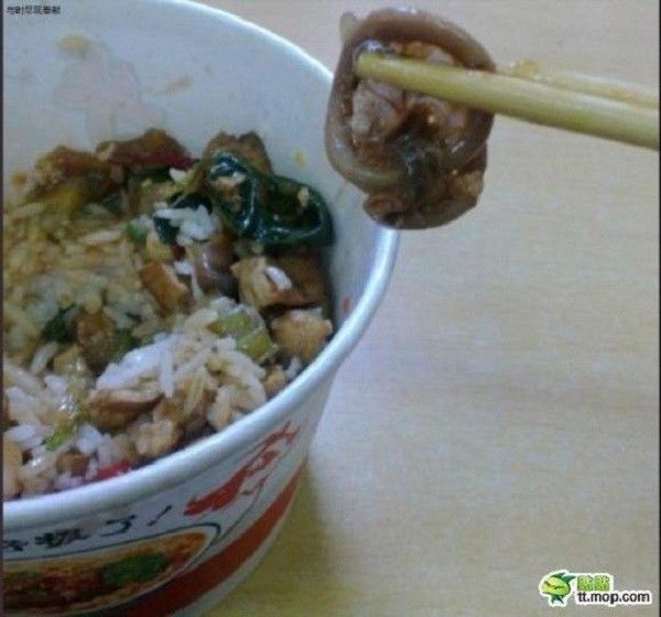 Cơm trộn bao cao su gây shock sinh viên trung quốc