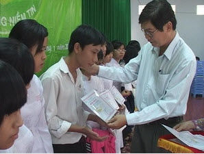 Trao học bổng Trần Đại Nghĩa cho học sinh vượt khó học giỏi