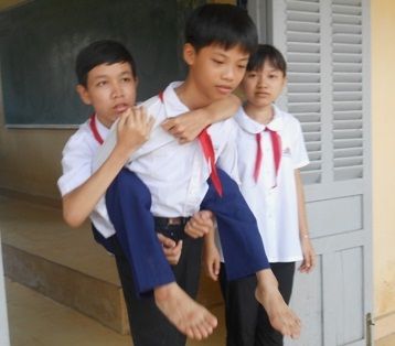 Chị tình nguyện ở lại lớp để cùng em trai tật nguyền đến trường