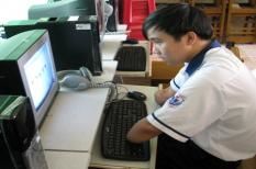 Cậu học trò viết bằng chân với nghị lực phi thường