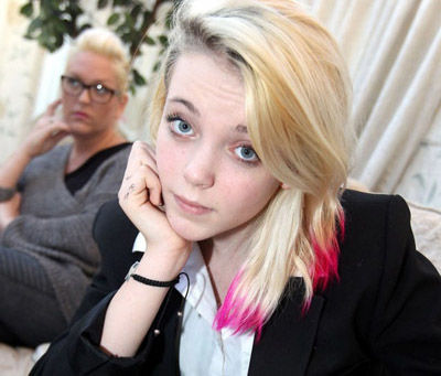 Anh: Nữ sinh nhuộm tóc quá nổi bị cách lỵ