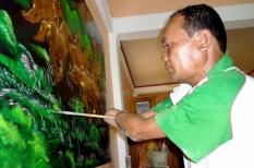 Thầy giáo cụt tay đầy nghị lực với việc dạy học và vẽ tranh