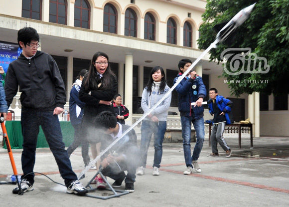 Học sinh say mê làm tên lửa nước