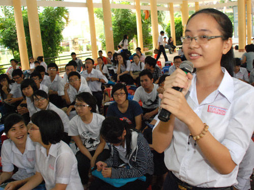 Tư vấn tuyển sinh 2013: thuê xe đưa học sinh đi nghe tư vấn