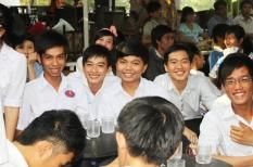 Sinh viên ĐH Quốc Gia được tặng vé xe về quê và quà tết