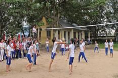 Học sinh ăn bánh mì thi đấu thể thao