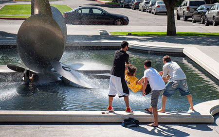 Truyền thống kỳ quặc của sinh viên các trường quốc tế tại Mỹ