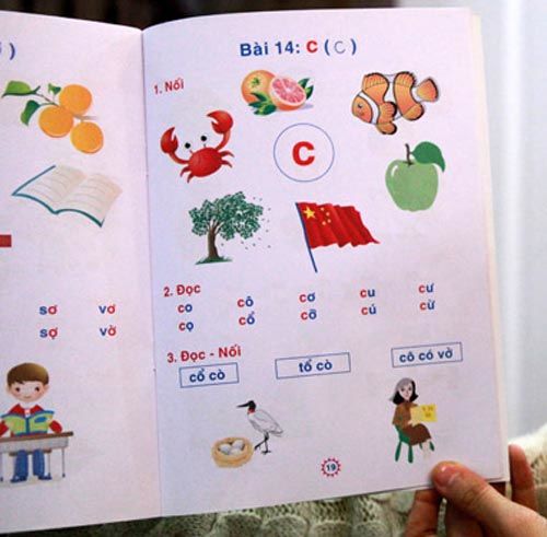 Sách học vần tiếng Việt lại vẽ cờ Trung Quốc