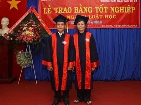 Tốt nghiệp đại học Huế ở tuổi 70