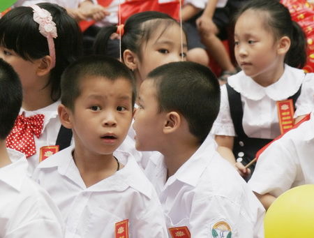 Chưa nghỉ hè đã lo chạy trường cho con